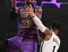 兰博电竞-包含詹姆斯回归赛场，高光表现首场状态亮眼，篮网观众沸腾！的词条