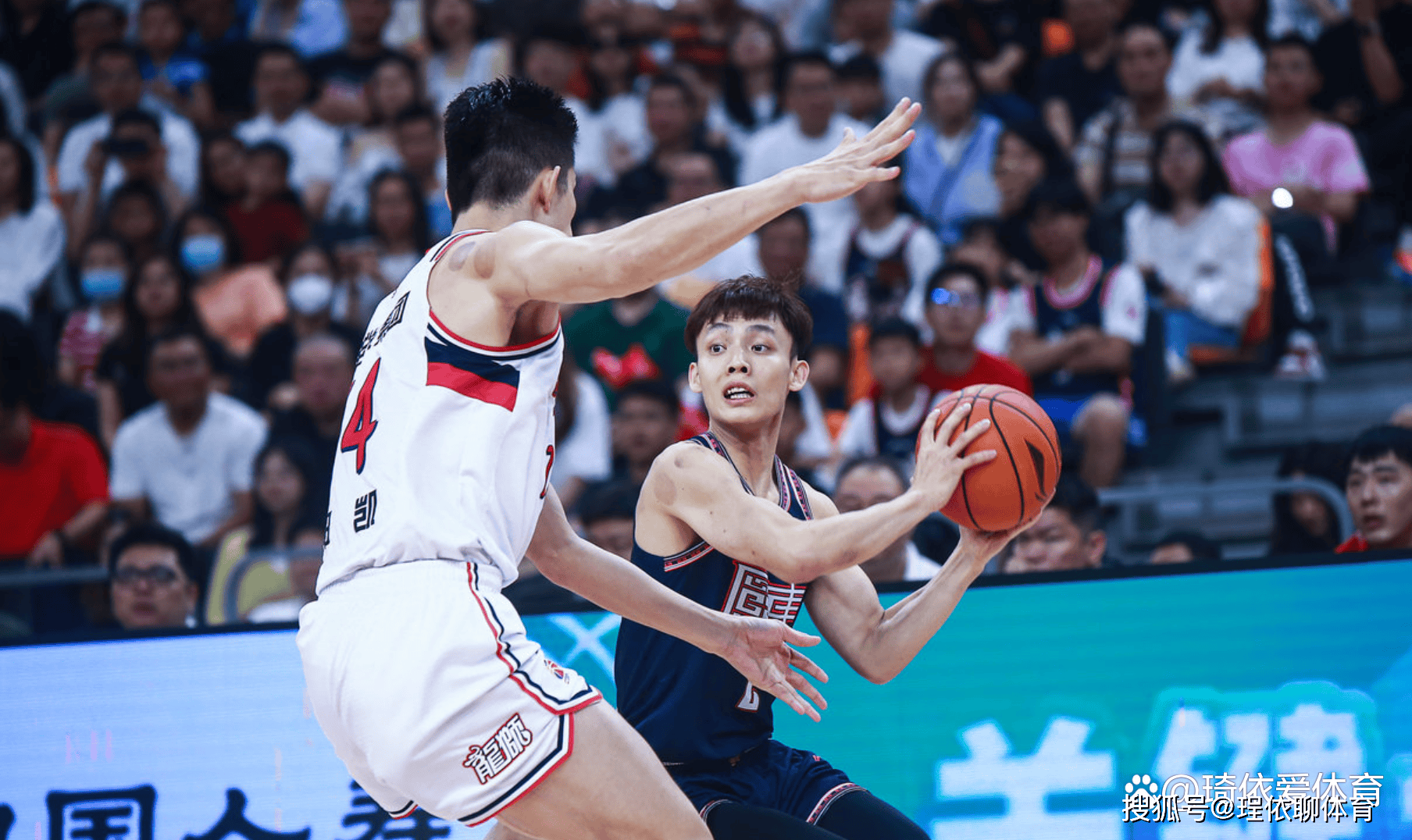 兰博竞技-国际比赛日体能课后,上海海港再遭质疑备战CBA季后赛,赛场秩序良好,阵容厚度经受考验(海港比赛延期可全力备战上海德比)