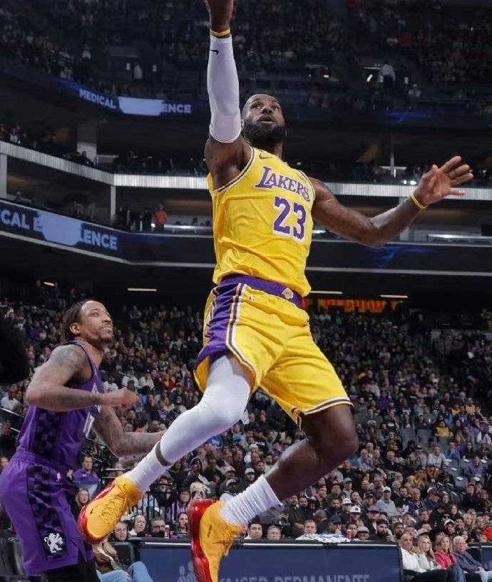 兰博电竞-詹姆斯关键节点高光表现，TL带队取胜！的简单介绍