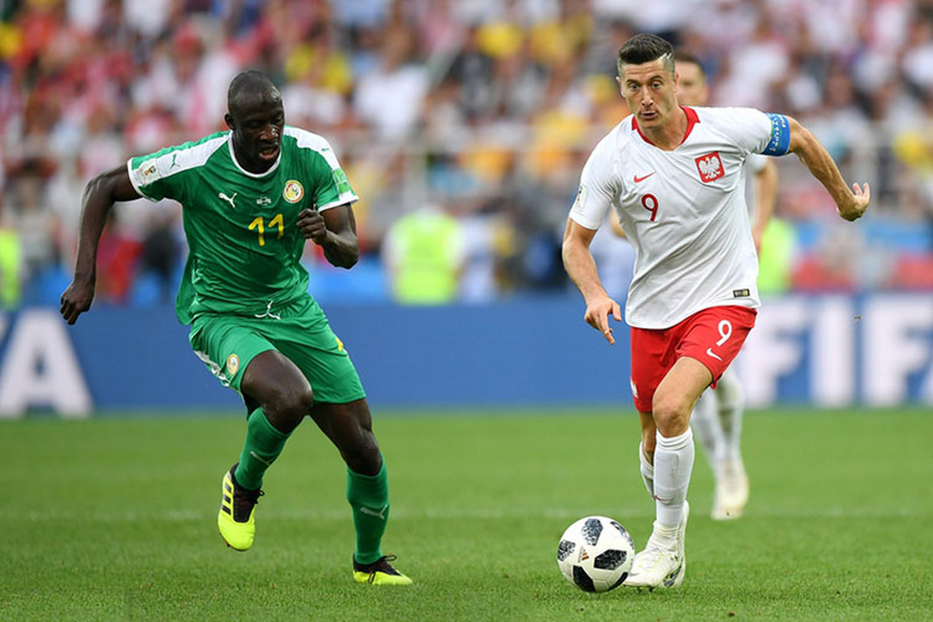 兰博电竞-包含莱万多夫斯基回归赛场，关键助攻首场状态亮眼，C9观众沸腾！的词条